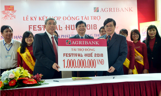 Agribank accorde un milliard de dongs pour Festival de Hue 2018 ảnh 1