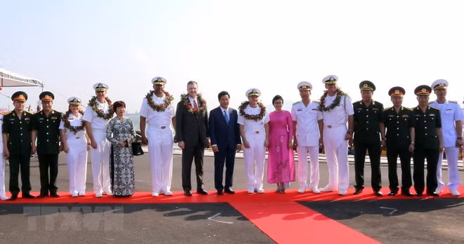 Dà Nang accueille le porte-avions USS Carl Vinson ảnh 2