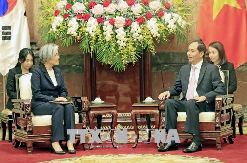 Le chef de l’Etat reçoit la ministre sud-coréenne des Affaires étrangères ảnh 1 Le chef de l’Etat reçoit la ministre sud-coréenne des Affaires étrangères ảnh 1