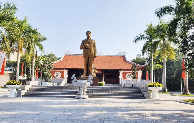 Le monument commémoratif au secrétaire général du Parti communiste vietnamien Nguyên Van Cu au chef-lieu de Tu Son, Bac Ninh (Nord). Photo : BBN/CVN Le monument commémoratif au secrétaire général du Parti communiste vietnamien Nguyên Van Cu au chef-lieu de Tu Son, Bac Ninh (Nord). Photo : BBN/CVN