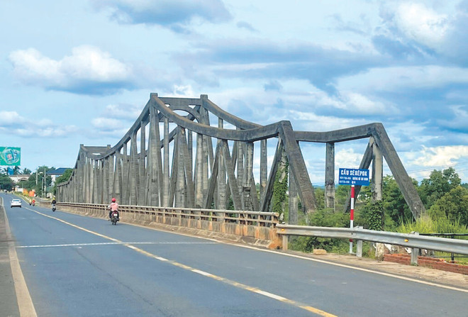 Le pont Sêrêpôk, une attraction des hauts plateaux du Centre. Photo: Phan Tuân/CVN Le pont Sêrêpôk, une attraction des hauts plateaux du Centre. Photo: Phan Tuân/CVN