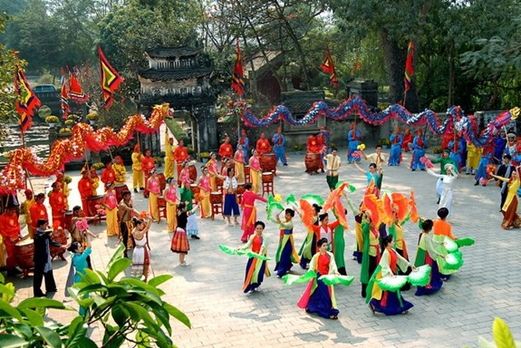 Des universitaires russes explorent la beauté de la culture vietnamienne ảnh 1 Des universitaires russes explorent la beauté de la culture vietnamienne ảnh 1