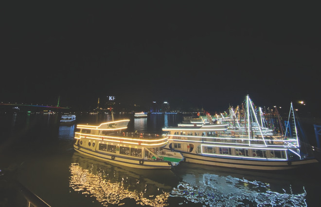 La “Rue nocturne de yachts“ est le premier produit touristique unique de la stratégie de développement de l’économie nocturne de Quang Ninh. La “Rue nocturne de yachts“ est le premier produit touristique unique de la stratégie de développement de l’économie nocturne de Quang Ninh.