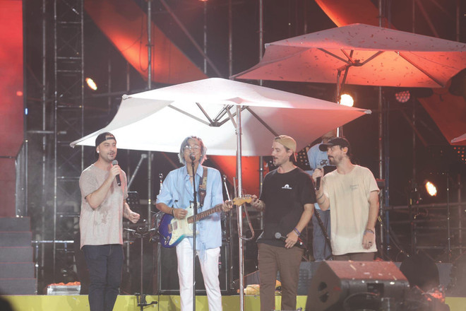 Les chanteurs des groupes The Moffatts et Ngot sur scène. Photo : Vietnamplus/CVN