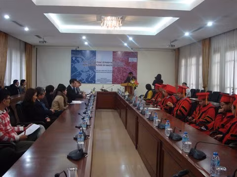 Coopération franco-vietnamienne : remise du diplôme du Master à Hanoï ảnh 1