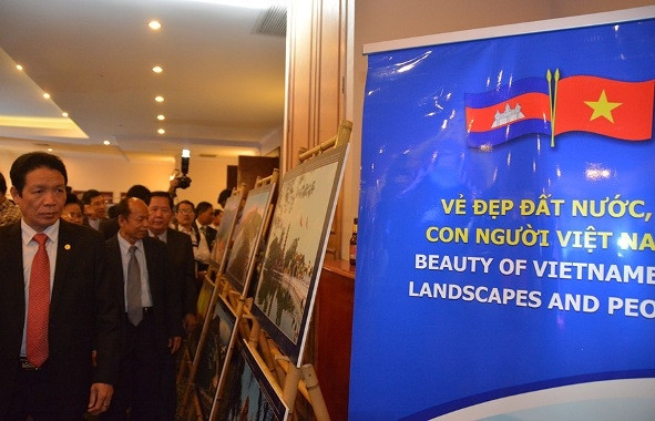 Exposition photographique sur les relations Vietnam-Cambodge à Phnom Penh ảnh 1 Exposition photographique sur les relations Vietnam-Cambodge à Phnom Penh ảnh 1