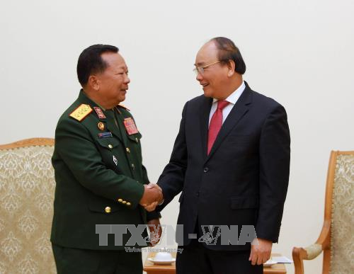 Le Premier ministre Nguyen Xuan Phuc reçoit le ministre laotien de la Défense ảnh 1 Le Premier ministre Nguyen Xuan Phuc reçoit le ministre laotien de la Défense ảnh 1
