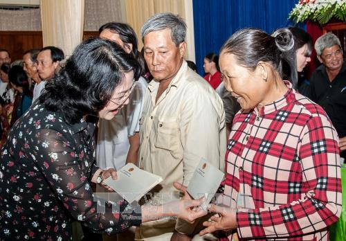 Dang Thi Ngoc Thinh remet des cadeaux à des personnes démunies à An Giang ảnh 1 Dang Thi Ngoc Thinh remet des cadeaux à des personnes démunies à An Giang ảnh 1