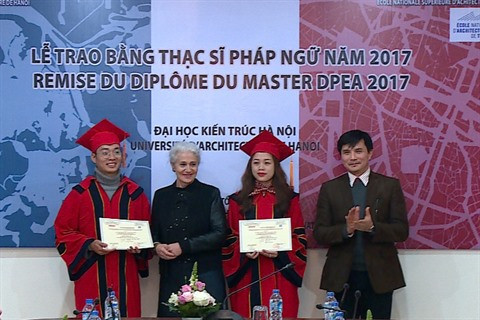 Coopération franco-vietnamienne : remise du diplôme du Master à Hanoï ảnh 2 Coopération franco-vietnamienne : remise du diplôme du Master à Hanoï ảnh 2