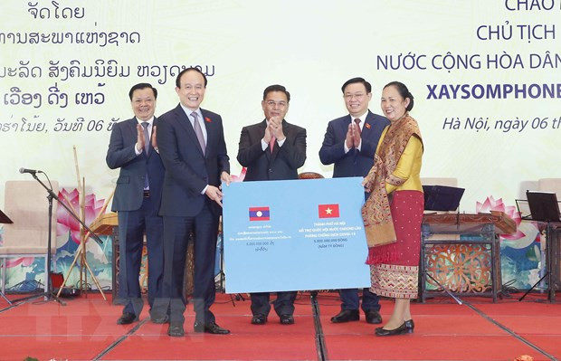 Banquet en l’honneur de la visite officielle du président de l’AN du Laos au Vietnam ảnh 1 Banquet en l’honneur de la visite officielle du président de l’AN du Laos au Vietnam ảnh 1