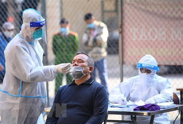 COVID-19 : le Vietnam enregistre plus de 14.300 nouveaux cas ảnh 1