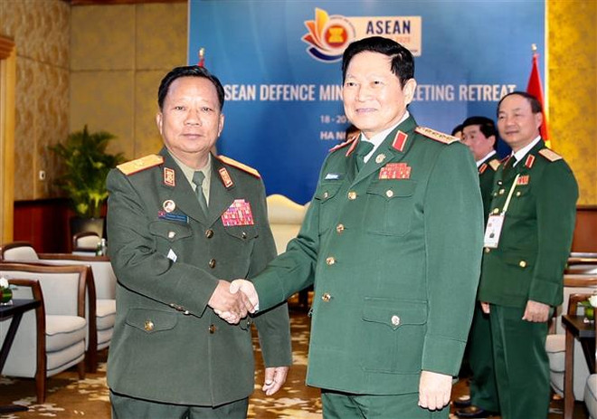 Rencontre entre les ministres vietnamien et laotien de la Défense ảnh 1