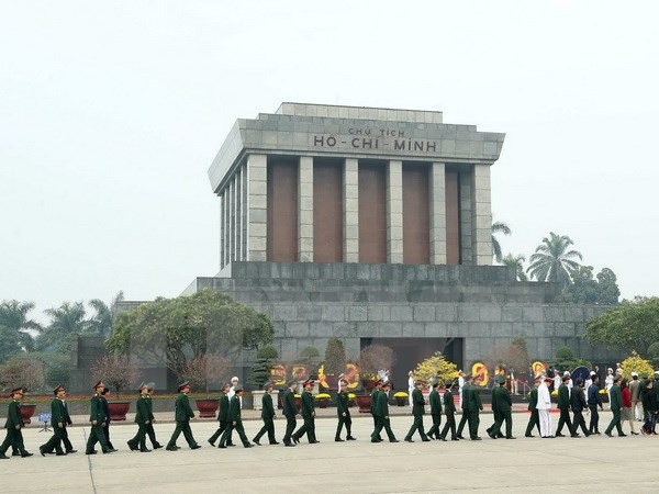 Les hauts dirigeants rendent hommage au Président Hô Chi Minh ảnh 1 Les hauts dirigeants rendent hommage au Président Hô Chi Minh ảnh 1