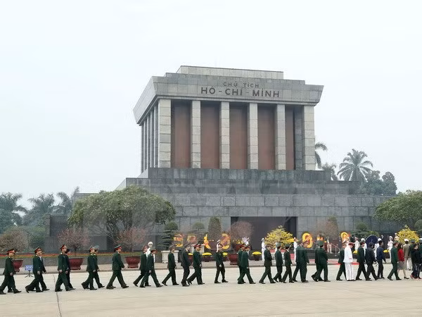 Les hauts dirigeants rendent hommage au Président Hô Chi Minh ảnh 1