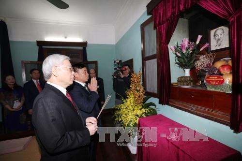 Tet traditionnel : le leader du Parti rend hommage au Président Ho Chi Minh ảnh 1 Tet traditionnel : le leader du Parti rend hommage au Président Ho Chi Minh ảnh 1