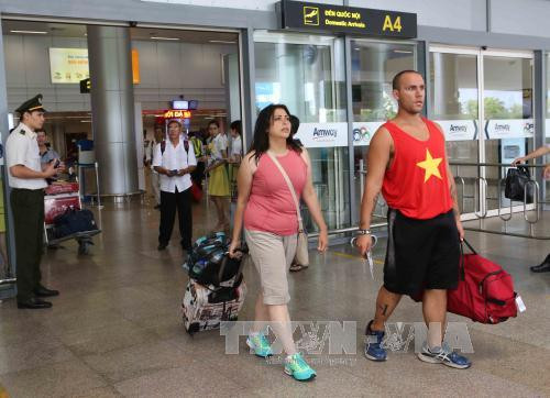 Les premiers touristes étrangers de l’année du Coq 2017 à Da Nang ảnh 1 Les premiers touristes étrangers de l’année du Coq 2017 à Da Nang ảnh 1