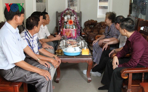 Des cadeaux de Tet aux familles cambodgiennes d’origine vietnamienne ảnh 1 Des cadeaux de Tet aux familles cambodgiennes d’origine vietnamienne ảnh 1