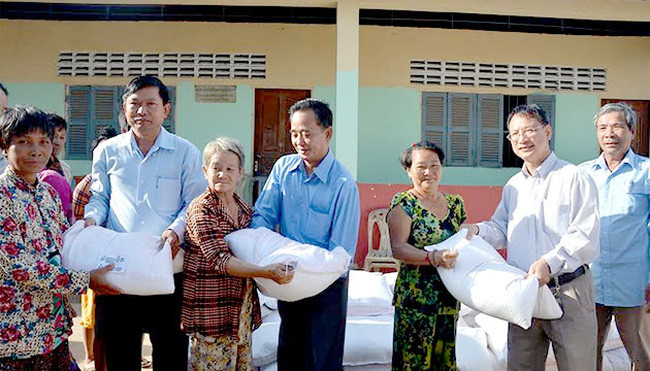 Des cadeaux pour des familles des Viet kieu démunis au Cambodge ảnh 1 Des cadeaux pour des familles des Viet kieu démunis au Cambodge ảnh 1
