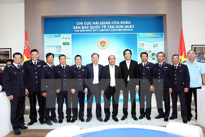 Le PM rend visite aux douaniers de l'aéroport international de Tân Son Nhât ảnh 1 Le PM rend visite aux douaniers de l'aéroport international de Tân Son Nhât ảnh 1
