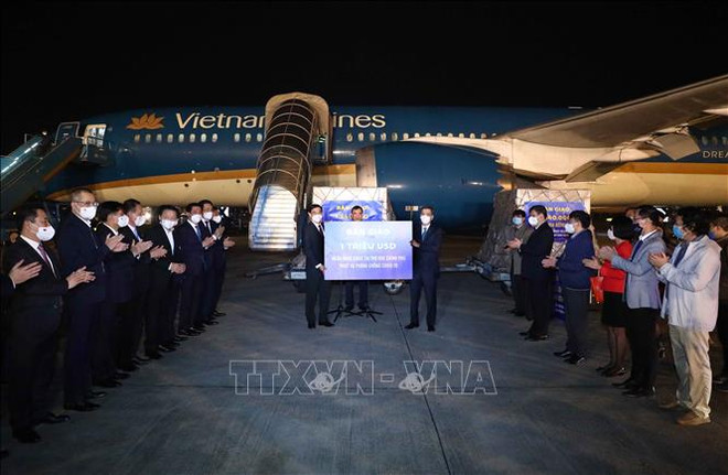 Vietnam Airlines transporte des vaccins anti-Covid-19 depuis le Japon ảnh 1