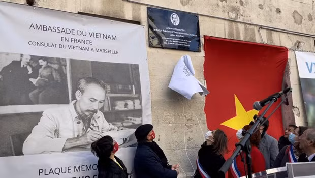 Dévoilement de la plaque mémorielle du président Hô Chi Minh à Marseille ảnh 1