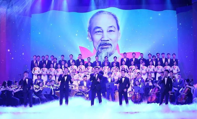 Le PM Pham Minh Chinh au spectacle «Foi et aspiration » ảnh 2