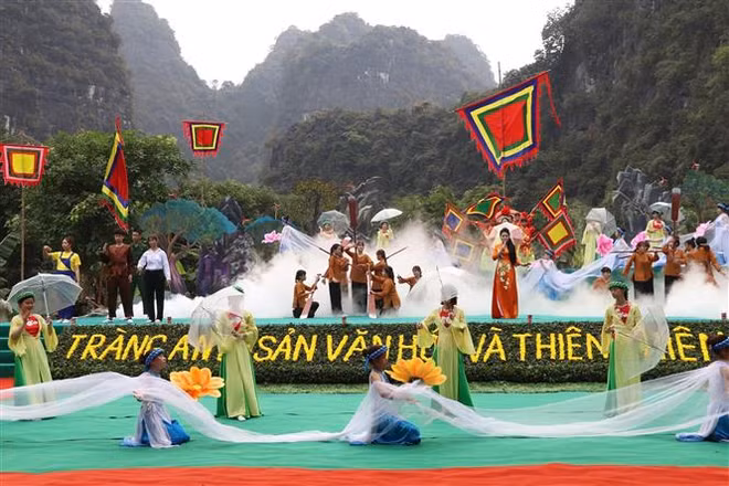 Ouverture de la Fête de Trang An à Ninh Binh ảnh 1 Ouverture de la Fête de Trang An à Ninh Binh ảnh 1