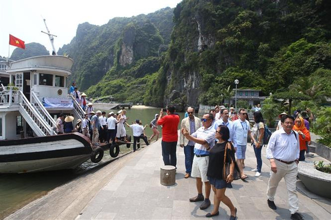 Une délégation de l’OANA visite la baie d’Ha Long ảnh 1 Une délégation de l’OANA visite la baie d’Ha Long ảnh 1