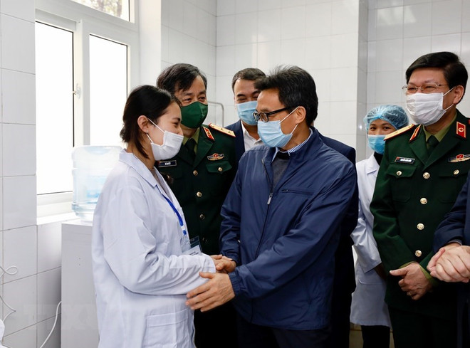 Covid-19 : le vice-PM Vu Duc Dam rend visite aux volontaires aux tests du vaccin Nano Covax ảnh 1 Covid-19 : le vice-PM Vu Duc Dam rend visite aux volontaires aux tests du vaccin Nano Covax ảnh 1