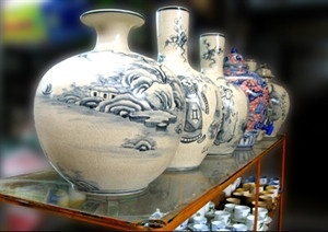 Une zone d'exposition de la céramique de Bat Trang ảnh 1