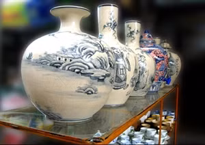 Une zone d'exposition de la céramique de Bat Trang ảnh 1