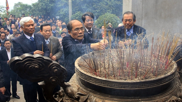 Les dirigeants rendent hommage aux rois fondateurs du pays ảnh 1 Les dirigeants rendent hommage aux rois fondateurs du pays ảnh 1