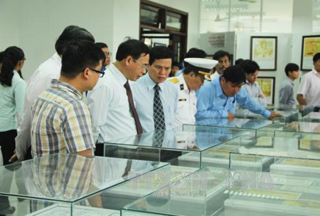 Exposition sur Hoàng Sa et Truong Sa à Long An ảnh 1 Exposition sur Hoàng Sa et Truong Sa à Long An ảnh 1