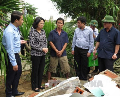 Cadeaux de la vice-présidente à des victimes des inondations catastrophiques de Phu Yên ảnh 1 Cadeaux de la vice-présidente à des victimes des inondations catastrophiques de Phu Yên ảnh 1