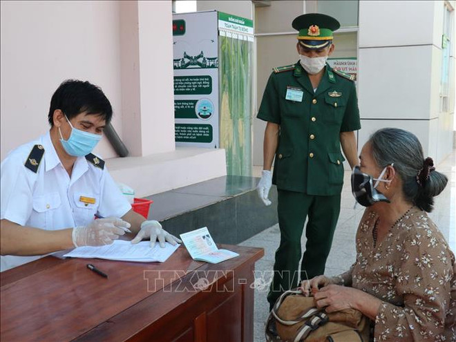 Lutte contre le Covid-19 et maintien des activités économiques sur la frontière Vietnam - Laos ảnh 1 Lutte contre le Covid-19 et maintien des activités économiques sur la frontière Vietnam - Laos ảnh 1