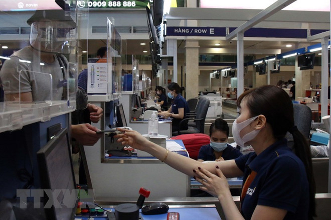 COVID-19 : l'aéroport de Tan Son Nhat désinfecte les bagages de tous les passagers ảnh 1