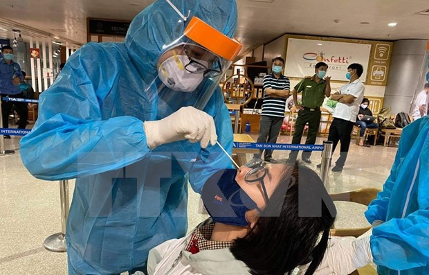 Tests aléatoires du COVID-19 avec des passagers arrivant à l'aéroport de Tan Son Nhat ảnh 1