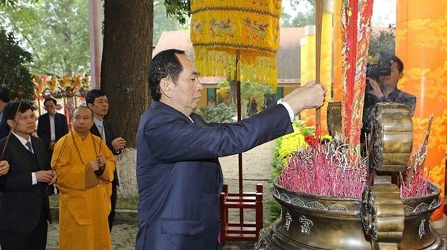 Le Président vietnamien fait offrande de baguettes d'encens à la cité royale de Thang Long ảnh 1 Le Président vietnamien fait offrande de baguettes d'encens à la cité royale de Thang Long ảnh 1