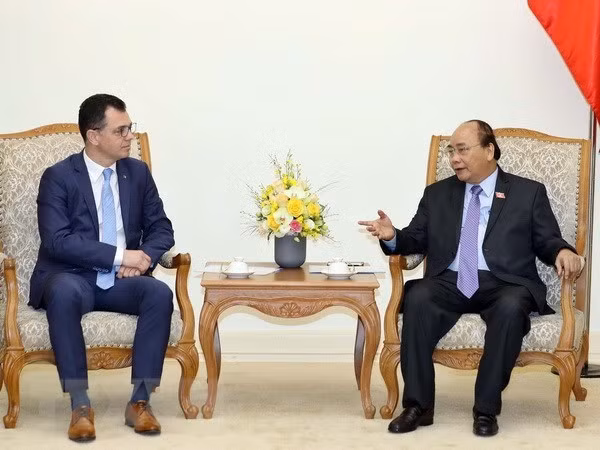 Le PM Nguyen Xuan Phuc reçoit le ministre roumain du Commerce ảnh 1