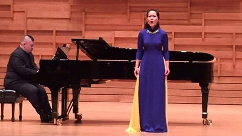 Une professeure vietnamienne deuxième du concours de chant de l'ASEAN ảnh 1 Une professeure vietnamienne deuxième du concours de chant de l'ASEAN ảnh 1