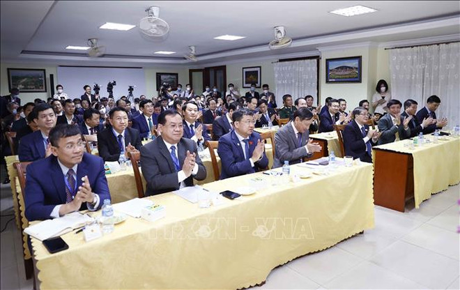 Les entreprises sont invitées à aider à faire des percées au liens économiques Vietnam-Laos ảnh 3