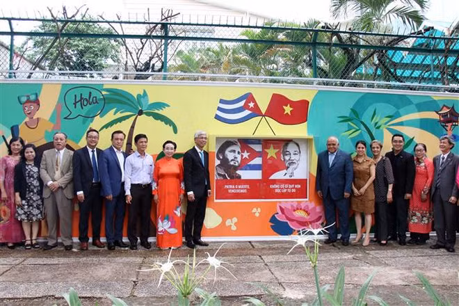 Inauguration d'une peinture murale sur l'amitié Vietnam-Cuba ảnh 1