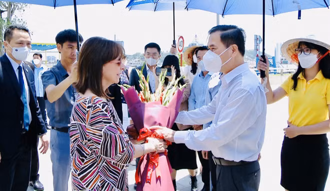 La présidente grecque visite la baie d'Ha Long ảnh 1 La présidente grecque visite la baie d'Ha Long ảnh 1