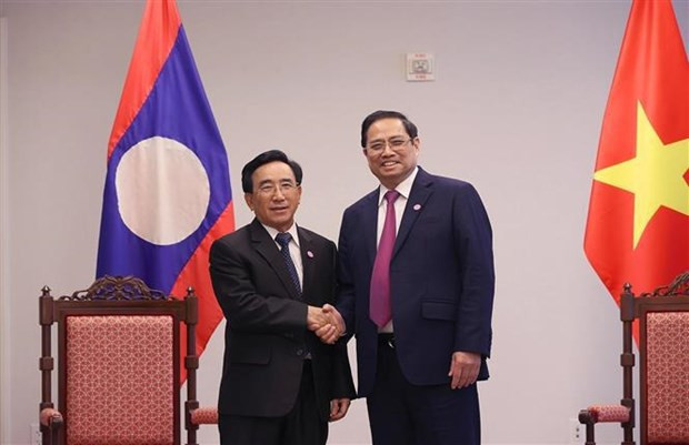 Le PM Pham Minh Chinh rencontre son homologue lao aux États-Unis ảnh 1 Le PM Pham Minh Chinh rencontre son homologue lao aux États-Unis ảnh 1