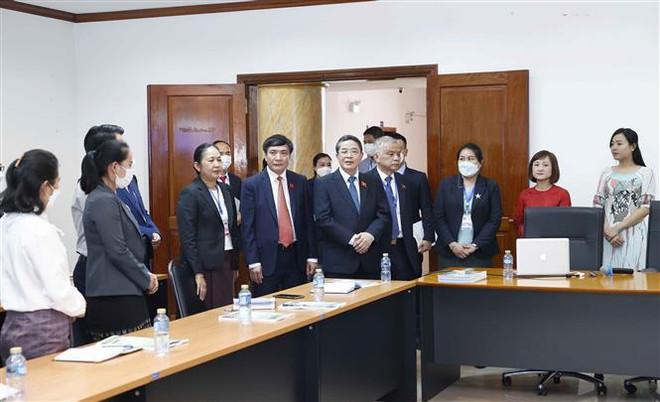 Le vice-président de l’AN Nguyen Duc Hai visite une classe de langue vietnamienne à Vientiane ảnh 1 Le vice-président de l’AN Nguyen Duc Hai visite une classe de langue vietnamienne à Vientiane ảnh 1