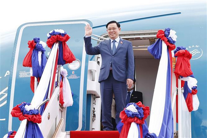 Le président de l’AN Vuong Dinh Huê entame sa visite officielle au Laos ảnh 1 Le président de l’AN Vuong Dinh Huê entame sa visite officielle au Laos ảnh 1