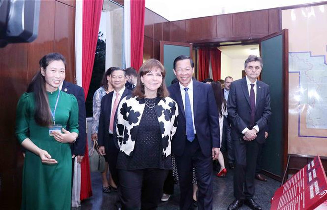 La présidente grecque Katerina Sakellaropoulou en visite à Hô Chi Minh-Ville ảnh 1 La présidente grecque Katerina Sakellaropoulou en visite à Hô Chi Minh-Ville ảnh 1