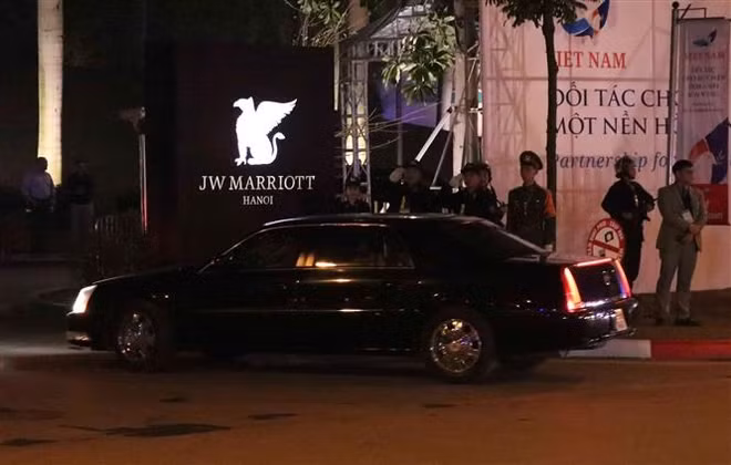 Le président américain Donald Trump arrive à Hanoi ảnh 1