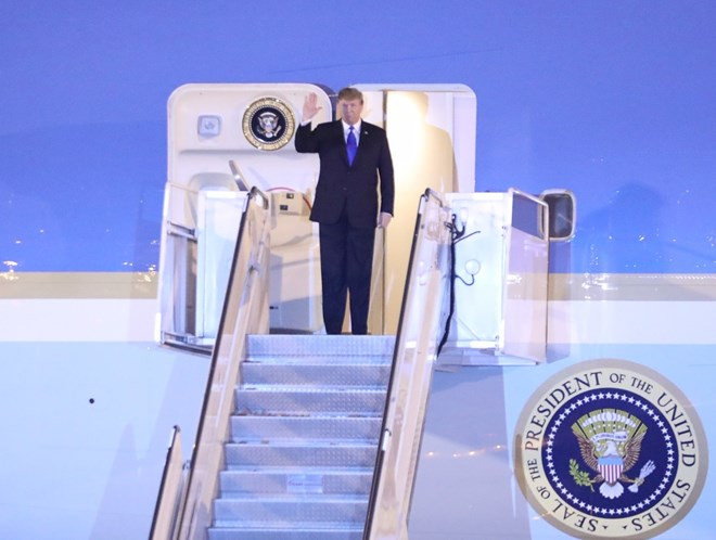 Le président américain arrive au Vietnam pour le sommet entre la RPDC et les États-Unis ảnh 1 Le président américain arrive au Vietnam pour le sommet entre la RPDC et les États-Unis ảnh 1