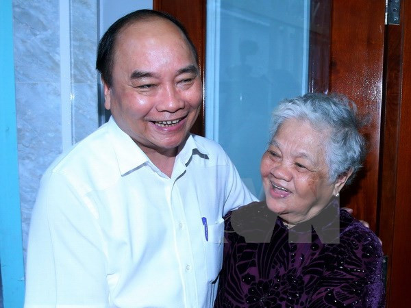 Nguyen Xuan Phuc offre des cadeaux à des familles méritantes à Can Tho ảnh 1 Nguyen Xuan Phuc offre des cadeaux à des familles méritantes à Can Tho ảnh 1